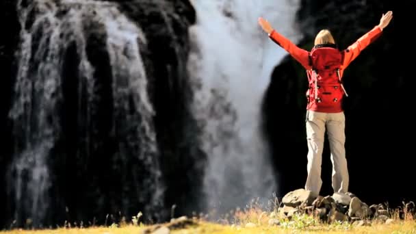 Mujer celebrando el éxito de la expedición — Vídeos de Stock