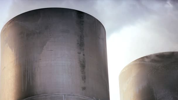 Chimeneas y Vapor de la Planta de Energía Geotérmica — Vídeo de stock