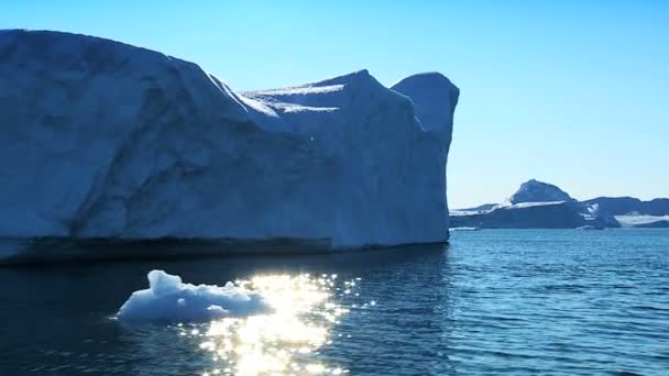 Grande iceberg adrift en el Ártico — Vídeos de Stock