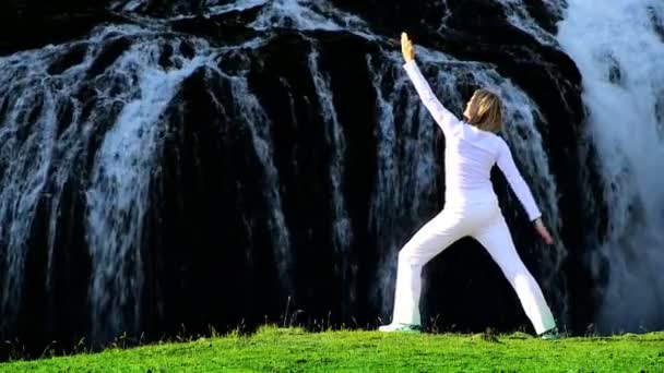 Женщина в белом расслабляется с йогой на открытом воздухе — стоковое видео