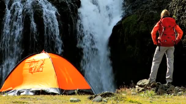 Caminhante feminina por tenda na cachoeira — Vídeo de Stock