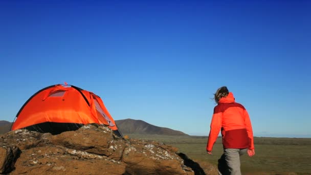 Ensamstående kvinnliga prestation på en vandring expedition — Stockvideo