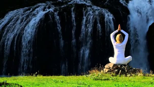 Dívka praktikující jógu venku — Stock video