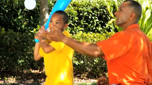 Padre étnico e hijo practicando béisbol — Vídeos de Stock