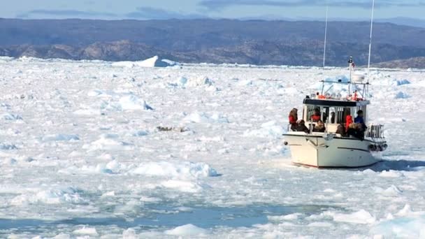 Морское судно в море замерзшего льда — стоковое видео