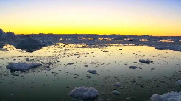 Солнце садится над льдом — стоковое видео
