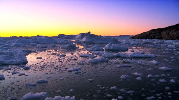 Sonnenuntergang über Eisbergen & Eisschollen — Stockvideo