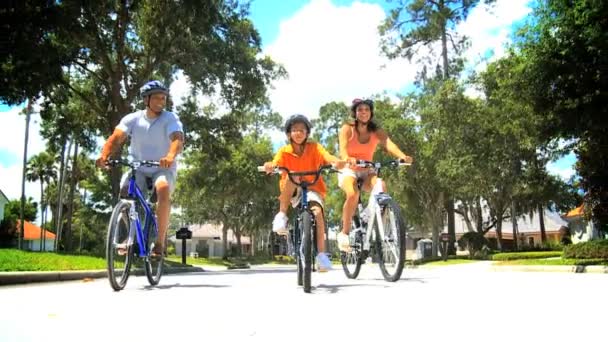 Υγιή αφρικανική αμερικανική οικογένεια ποδηλασία μαζί — Αρχείο Βίντεο