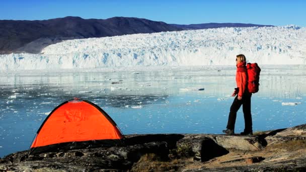 Caminhante solitário e tenda por geleira do Ártico — Vídeo de Stock