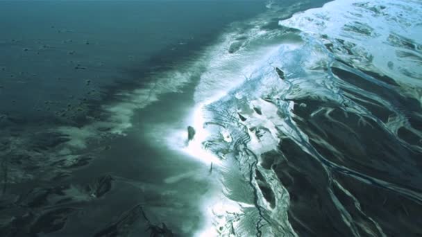 Luchtfoto van glaciale smeltwater in rivierdelta, arctische regio — Stockvideo