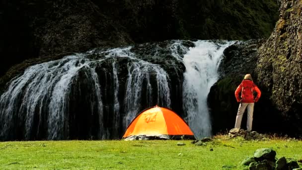 Wanderin mit Zelt am Wasserfall — Stockvideo