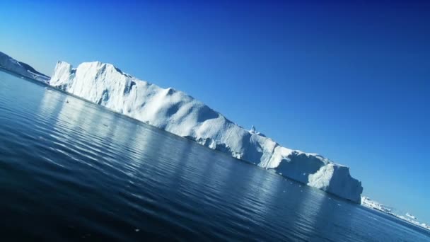 Iceberg maciço quebrado livre de massa de terra — Vídeo de Stock