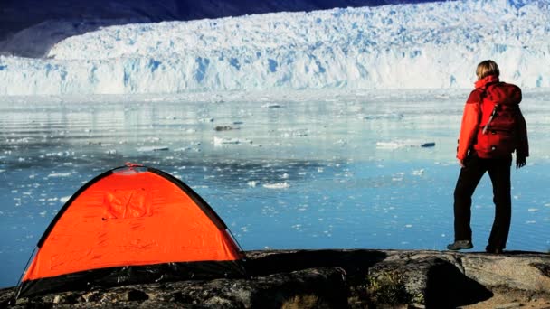 孤独的徒步旅行者 & 帐篷由北极冰川 — 图库视频影像