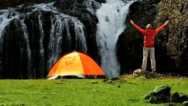 Joven excursionista celebrando su éxito en la expedición — Vídeos de Stock