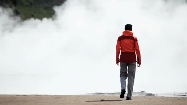 Mujer excursionista viendo vapor volcánico caliente — Vídeos de Stock