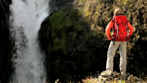 Caminhante feminina descansando em uma cachoeira — Vídeo de Stock