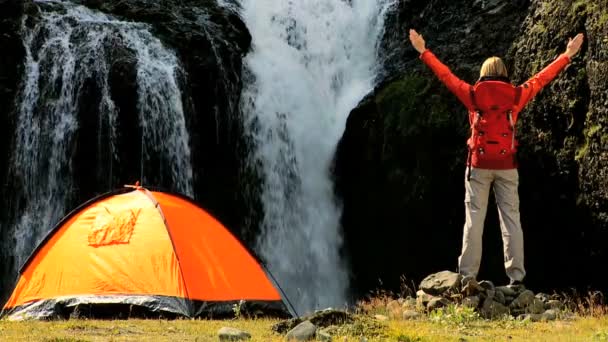 Mujer celebrando el éxito de la expedición — Vídeos de Stock