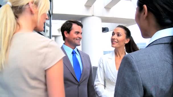 Spotkanie biznesowe w atrium biuro — Wideo stockowe