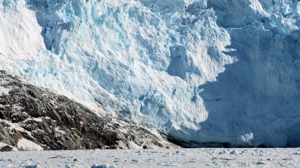 Espectacular parto glaciar — Vídeos de Stock