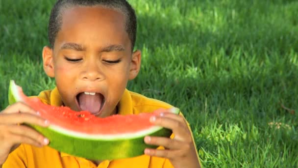 Menino Étnico Jovem Alimentação Saudável — Vídeo de Stock