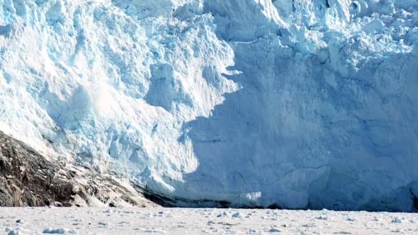 Parto glacial no Árctico — Vídeo de Stock