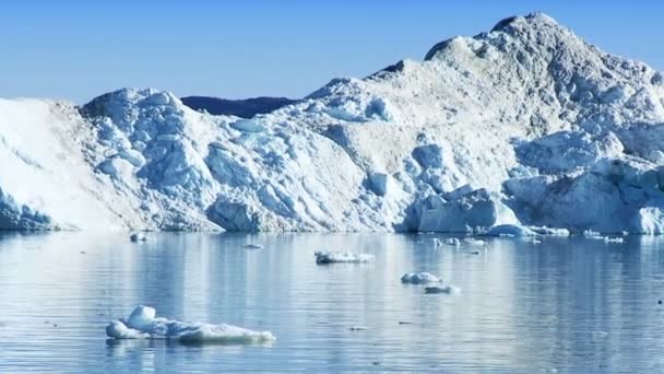 Grandes icebergs flotantes rotos de un glaciar — Vídeos de Stock