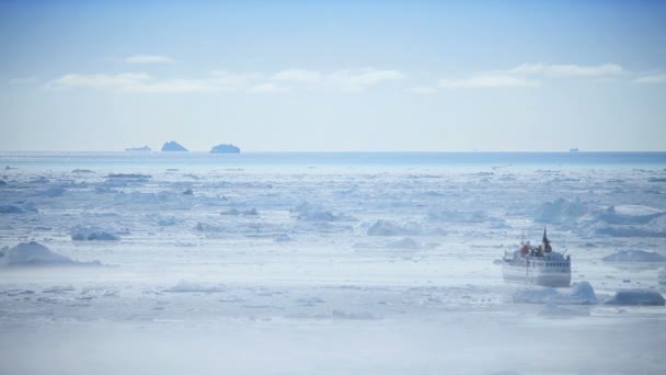 Navio náutico transportando turistas região do Ártico — Vídeo de Stock