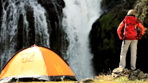 Caminante y su tienda por cascada cascada — Vídeos de Stock