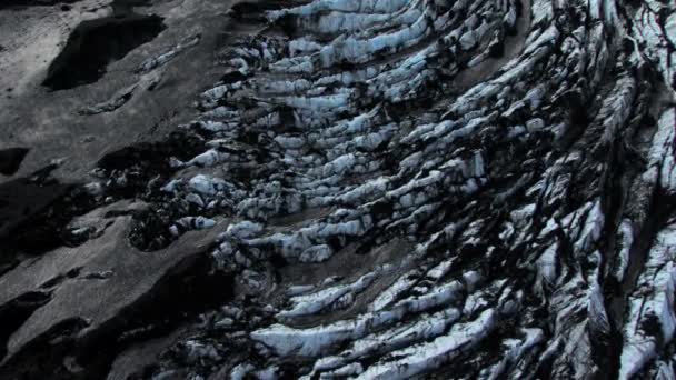 Vista aérea de las grietas de hielo azul, Islandia — Vídeo de stock