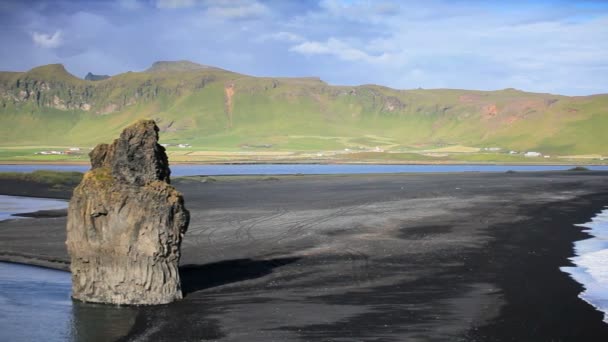 Figura solitaria observando olas árticas y playa de ceniza volcánica — Vídeos de Stock