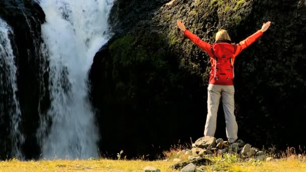 Joven excursionista celebrando su éxito en la expedición — Vídeos de Stock