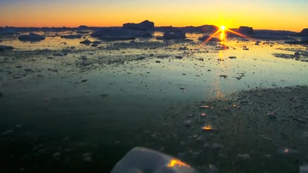 Арктичних захід сонця над заморожених краєвид — стокове відео