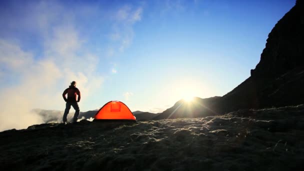 Lone Hiker at Daybreak on Rocky Outcrop — Stock Video