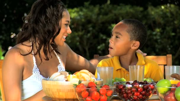 Młody African American matka idealna syna zdrowego odżywiania — Wideo stockowe