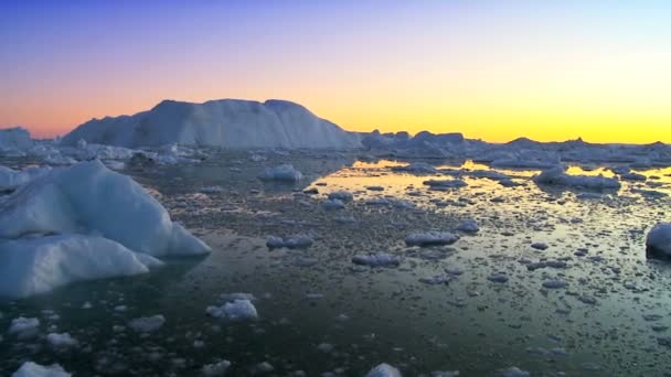Ήλιο να δύει πάνω από παγετώνας πάγο — Αρχείο Βίντεο