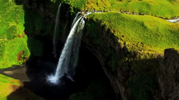 Letecký pohled na rozeklané hřebeny  meltwater vodopády, Island