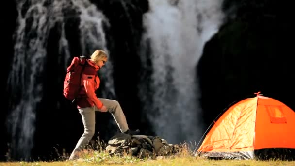 Caminhante feminina por tenda na cachoeira — Vídeo de Stock