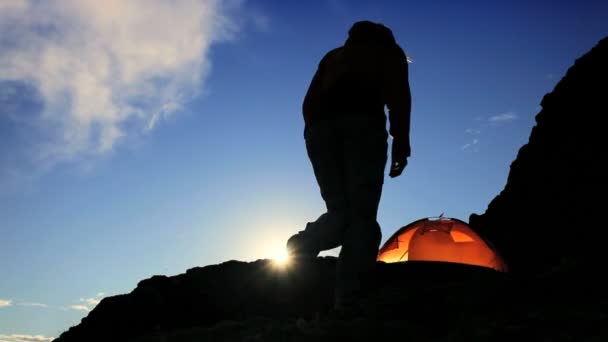 Mulher alpinista em silhueta assistindo o nascer do sol — Vídeo de Stock