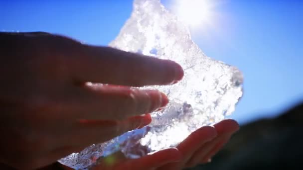Handen onderzoeken gletsjerijs — Stockvideo