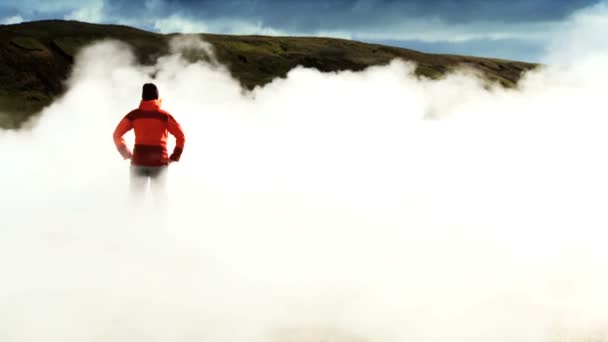 Mujer excursionista viendo vapor volcánico caliente — Vídeo de stock