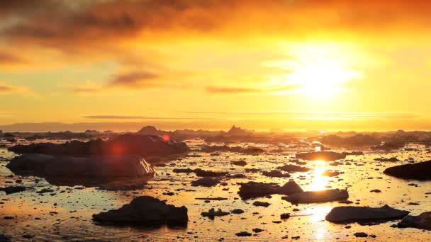 Pôr-do-sol dourado sobre o derretimento Ice Floes — Vídeo de Stock