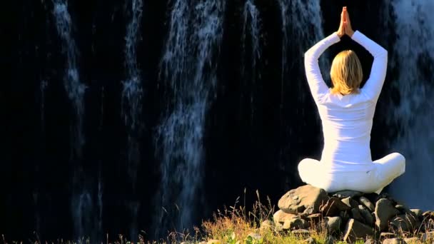 Hembra en Blanco Realización de Yoga — Vídeos de Stock