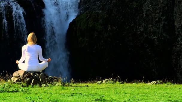 Yoga-Übungen am Wasserfall — Stockvideo