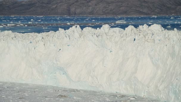 Arctische gletsjer beïnvloed door de wereldwijde opwarming van de aarde — Stockvideo