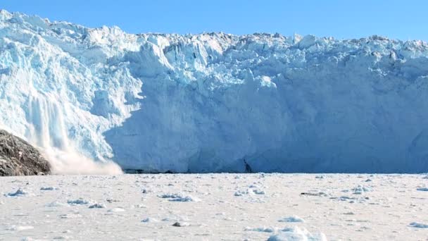 Glaciala kalvning i Arktis — Stockvideo