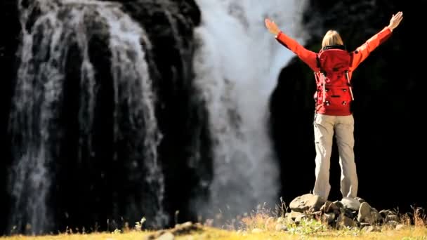 Mujer celebrando el éxito de la expedición — Vídeo de stock