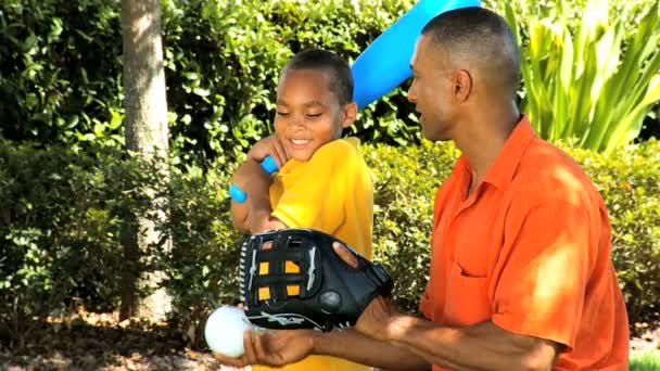 Etnia pai ensino jovem filho beisebol — Vídeo de Stock