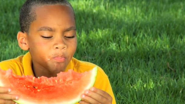 Afrikanisches amerikanisches Kind genießt Wassermelone — Stockvideo