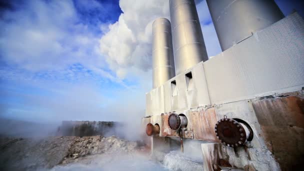 Chimeneas en la planta de energía geotérmica — Vídeos de Stock