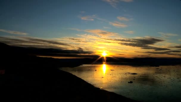 Prăbușirea timpului de stabilire a Soarelui peste un peisaj înghețat — Videoclip de stoc